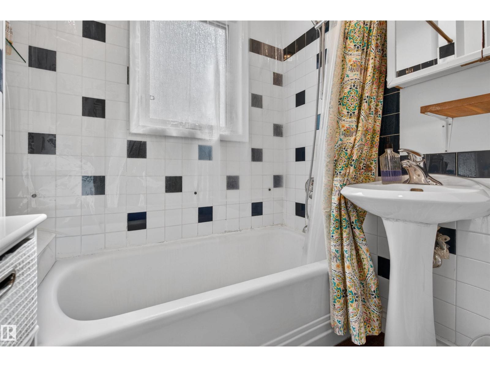 10522 79 AV NW - 18