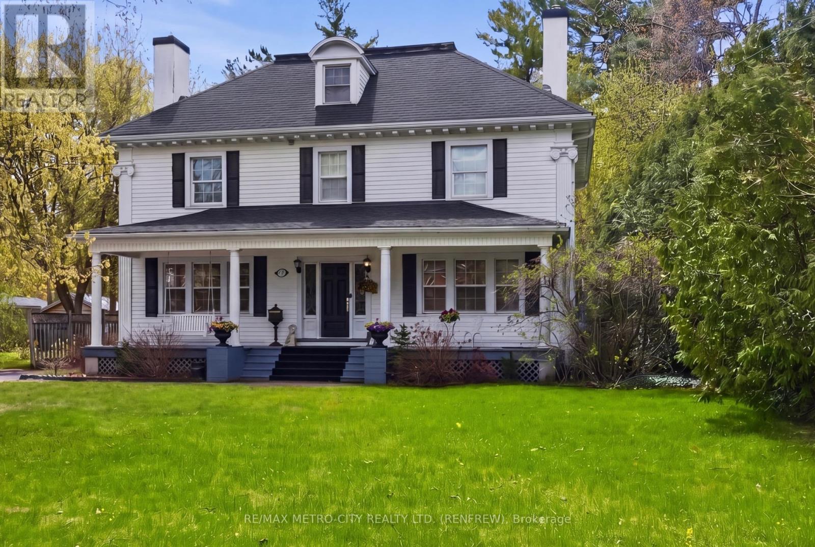 560 RAGLAN STREET S - 1