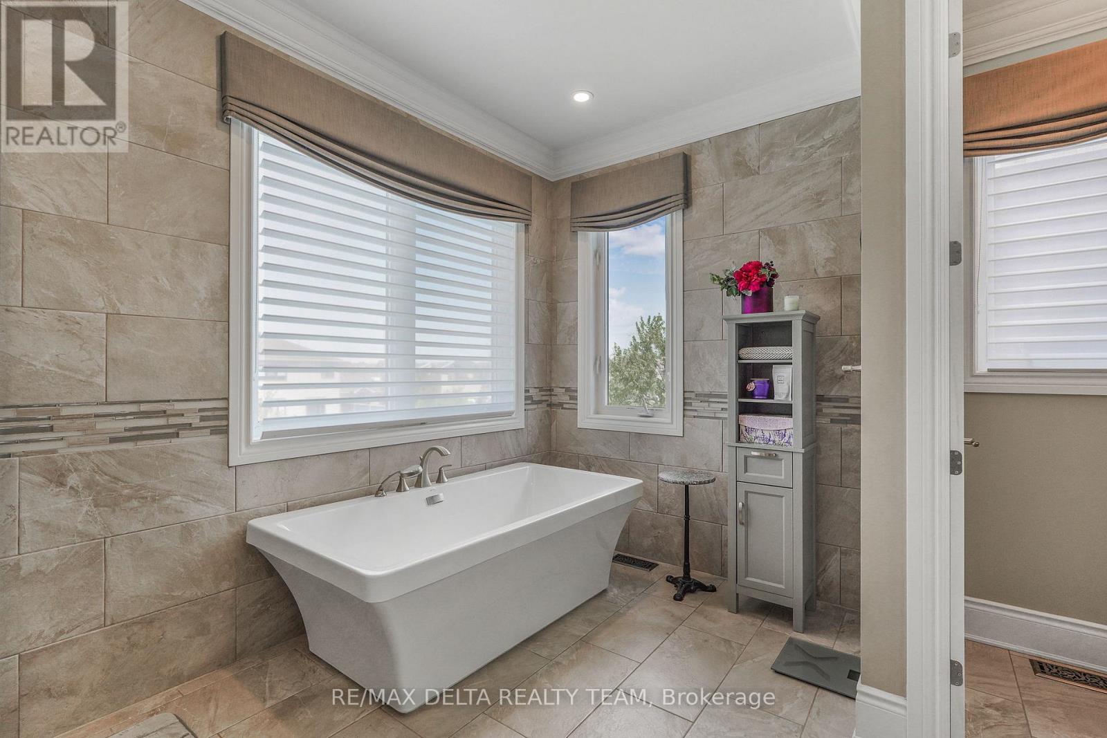 110 SWEETVALLEY DRIVE - 25