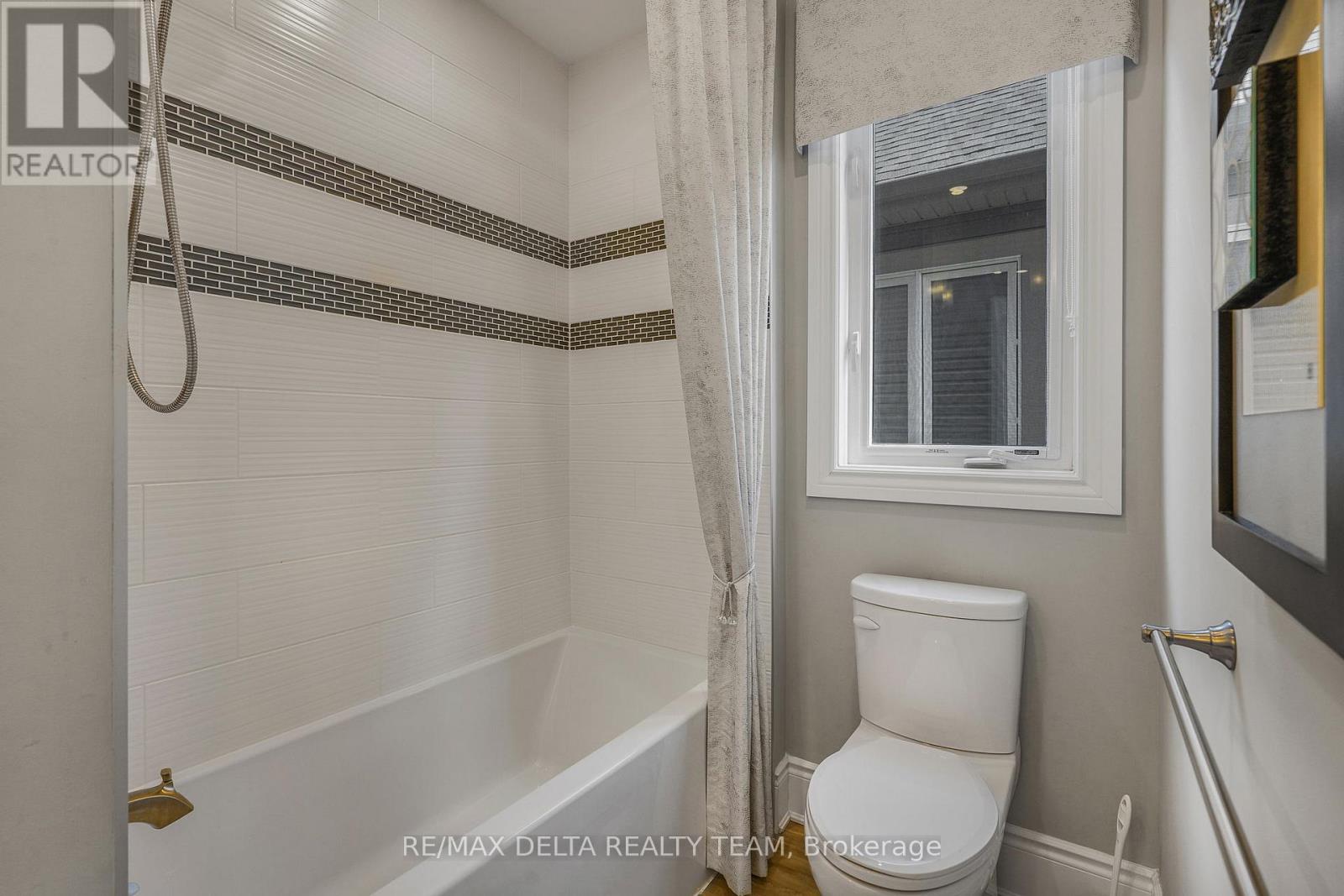 110 SWEETVALLEY DRIVE - 33