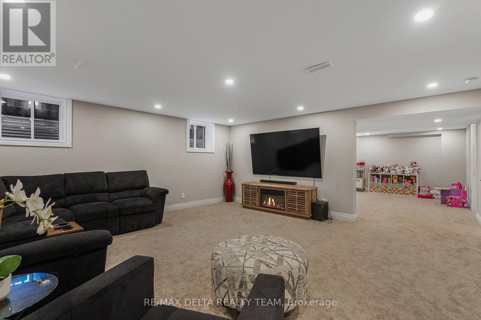 110 SWEETVALLEY DRIVE - 43