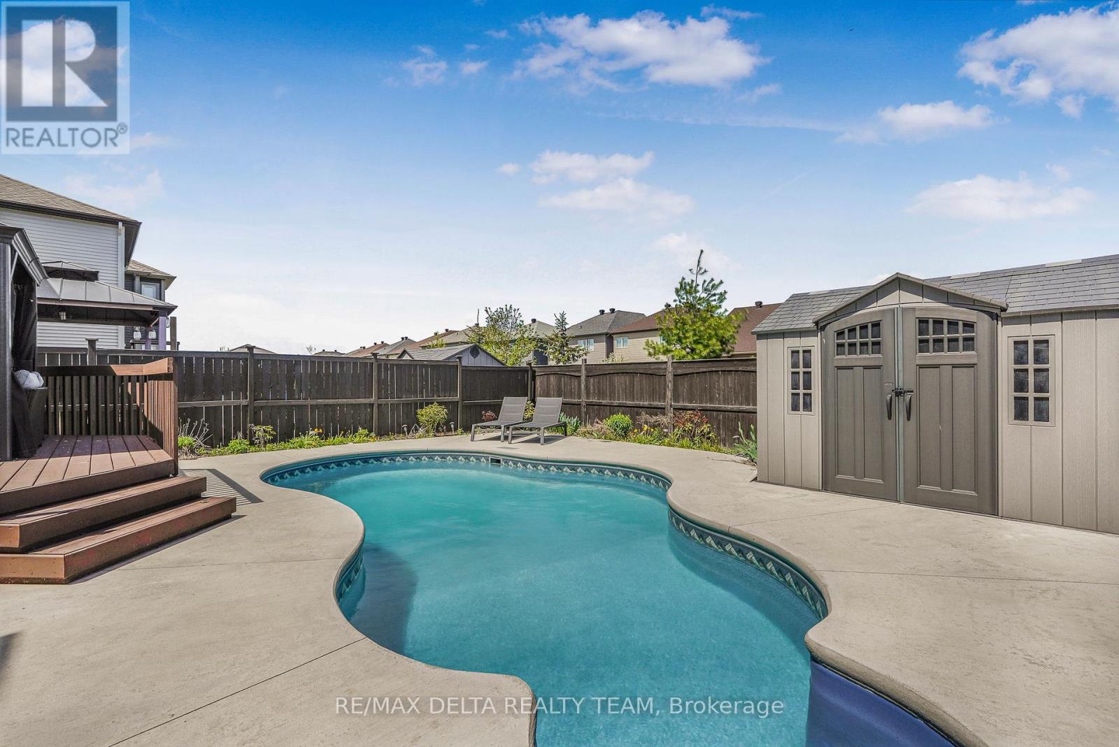 110 SWEETVALLEY DRIVE - 44