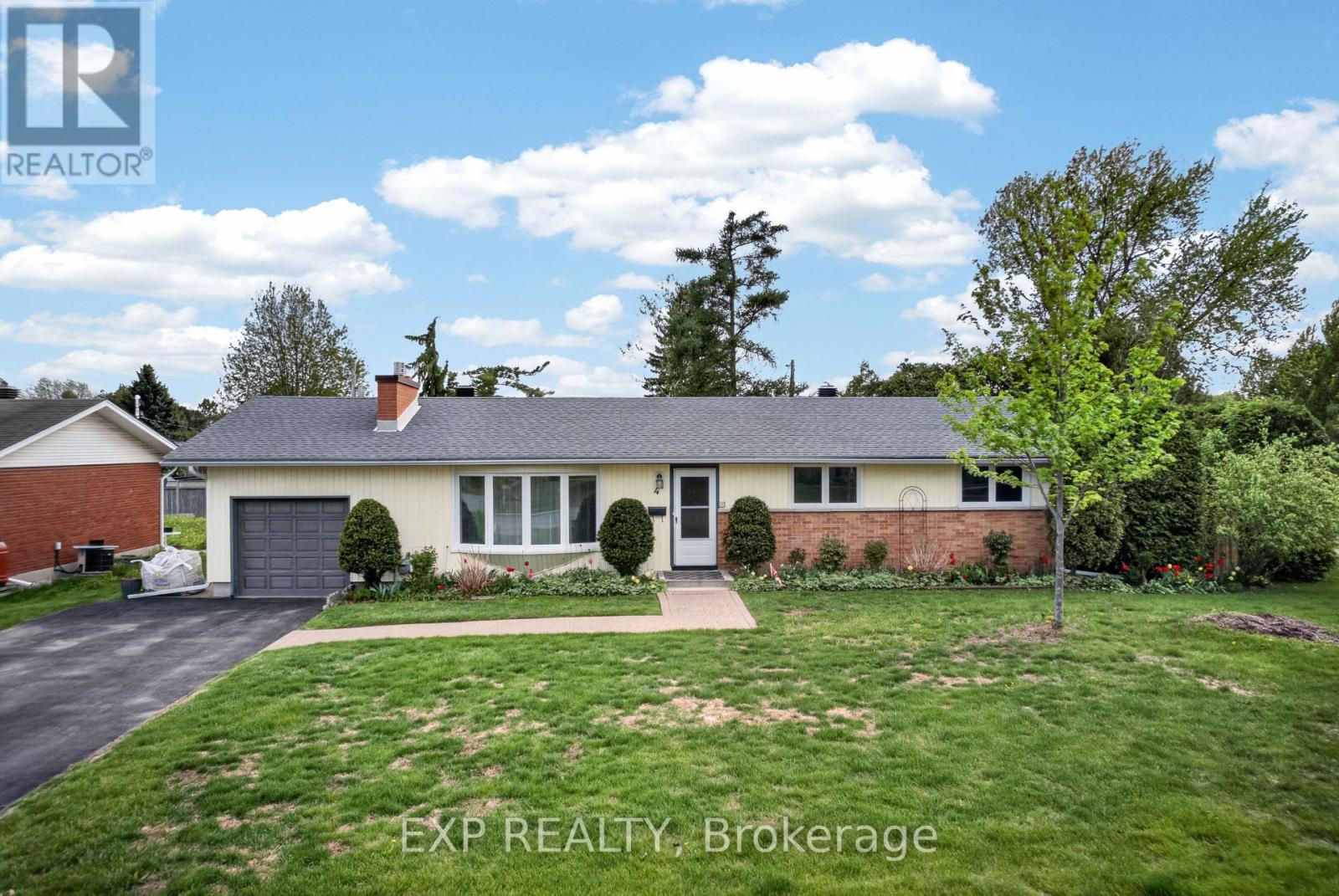 4 WOLMSLEY CRESCENT - 1