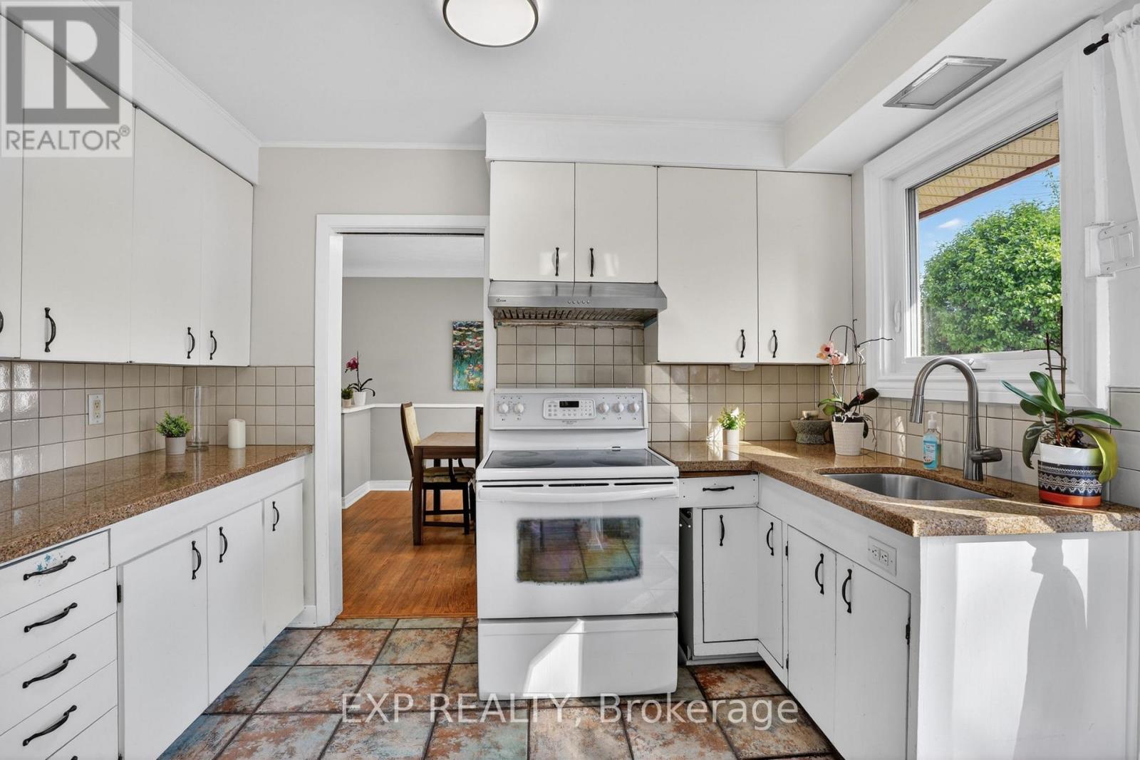 4 WOLMSLEY CRESCENT - 10