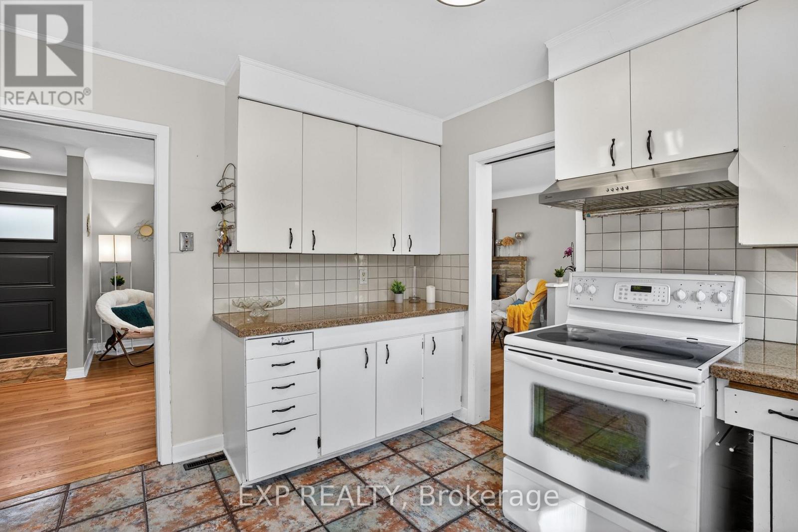 4 WOLMSLEY CRESCENT - 11