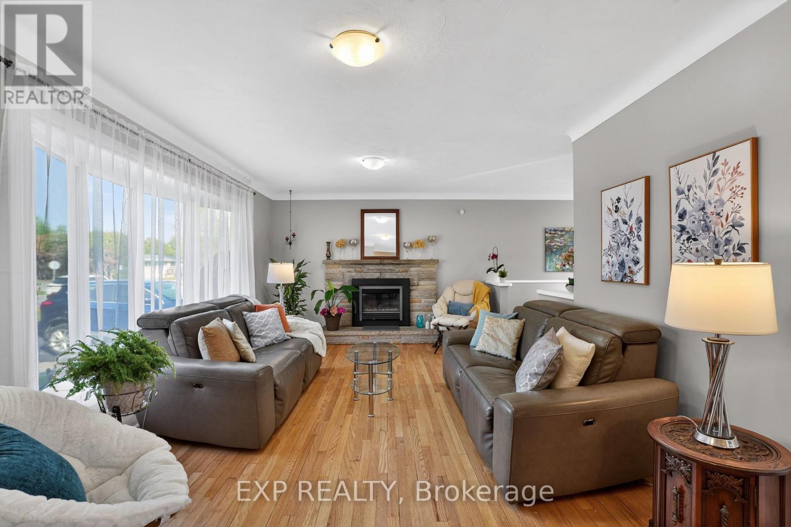 4 WOLMSLEY CRESCENT - 2