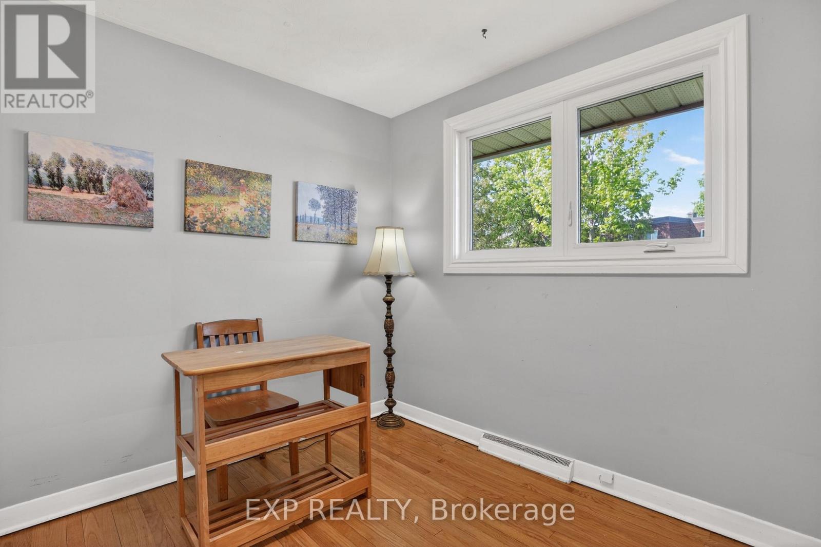 4 WOLMSLEY CRESCENT - 22