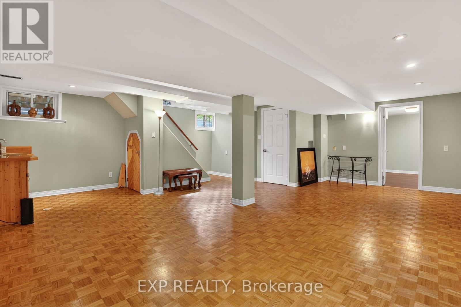 4 WOLMSLEY CRESCENT - 27