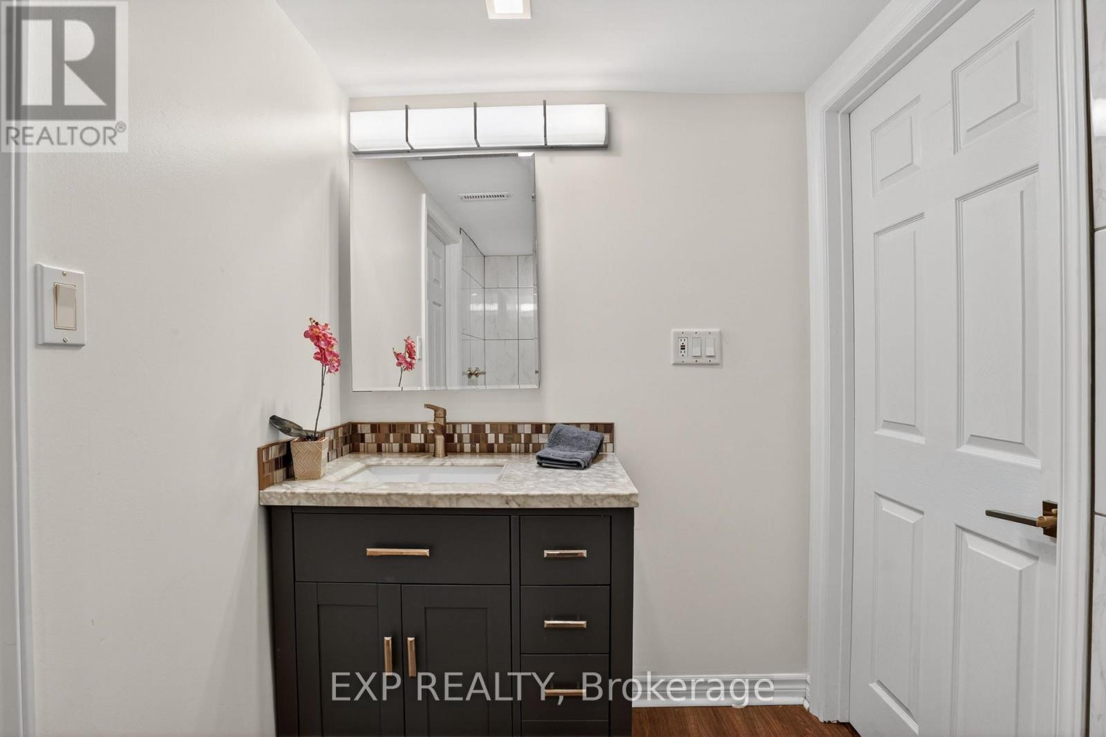 4 WOLMSLEY CRESCENT - 32