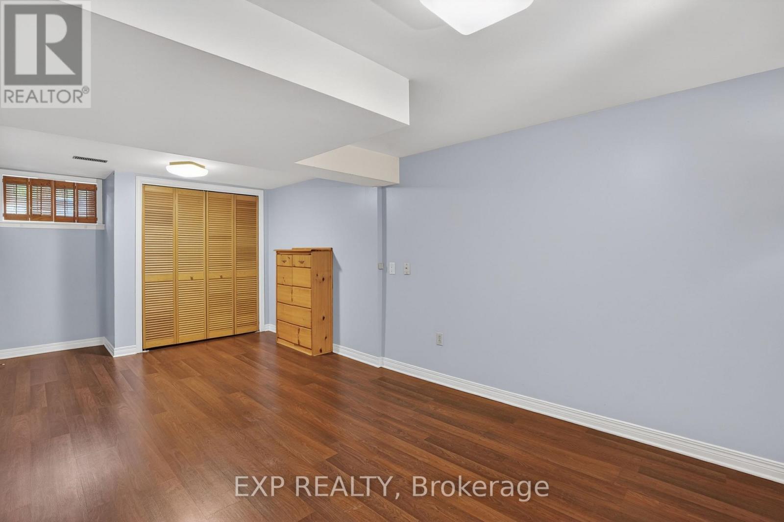 4 WOLMSLEY CRESCENT - 36
