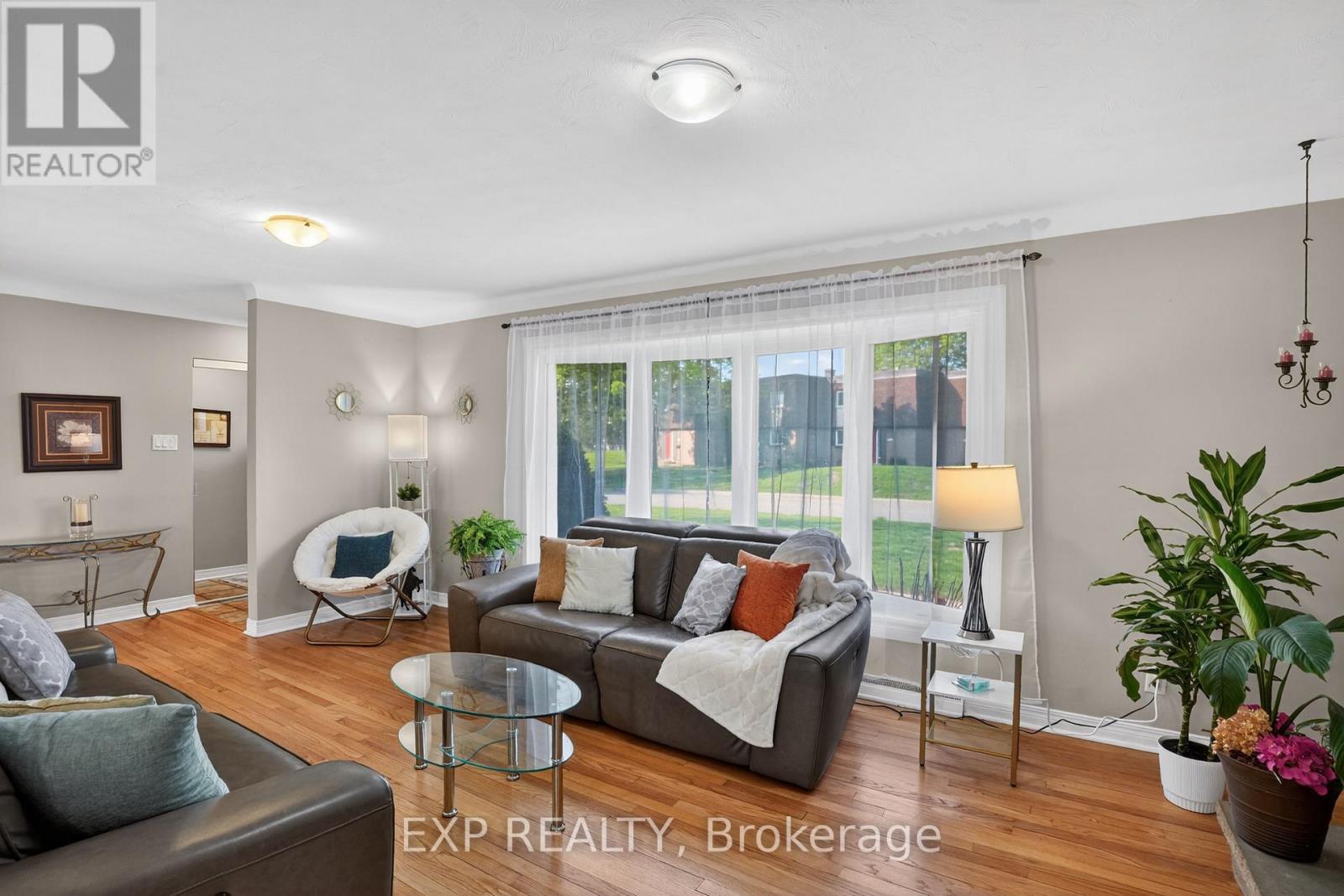 4 WOLMSLEY CRESCENT - 7