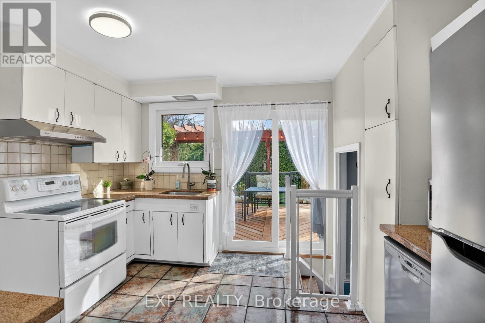 4 WOLMSLEY CRESCENT - 8