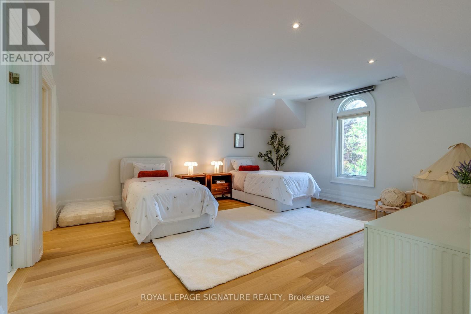 27 TEDDINGTON PARK AVENUE - 32