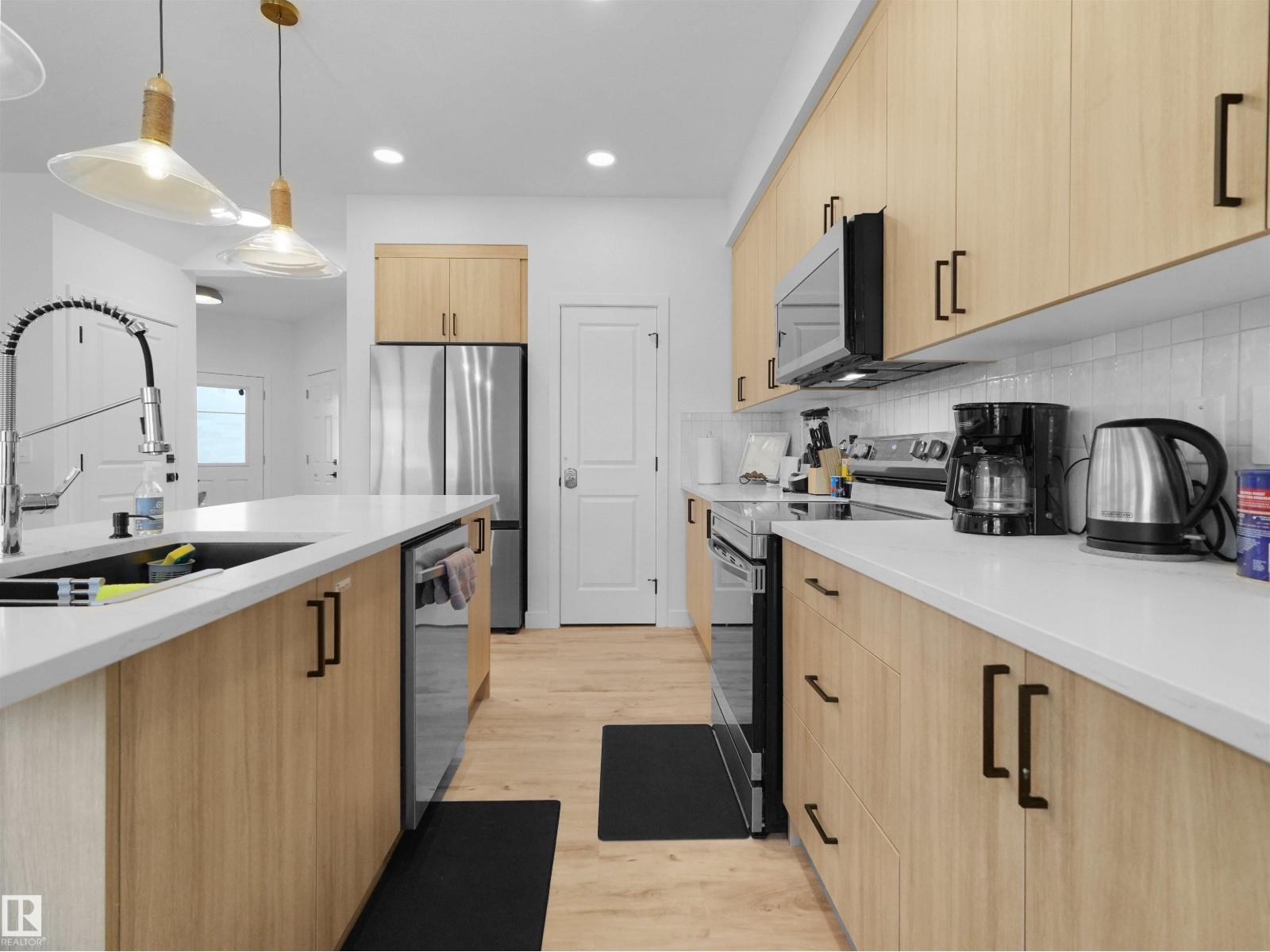 16252 19 AV SW - 11
