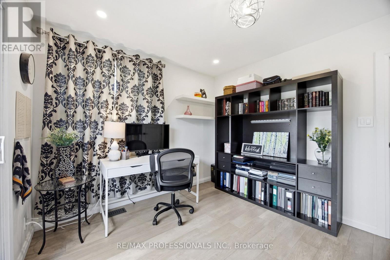 33 BRAMPTON ROAD - 23