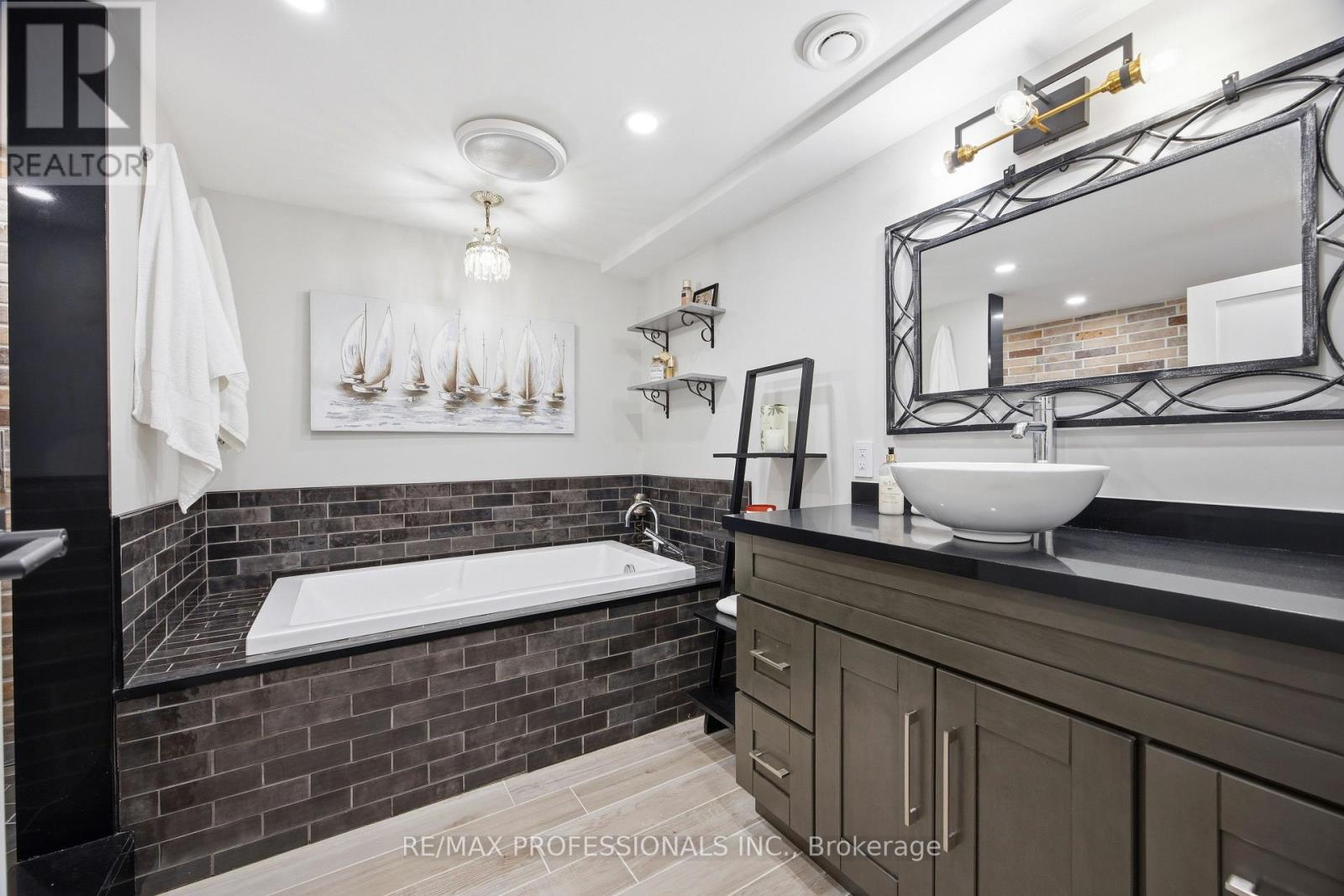 33 BRAMPTON ROAD - 31