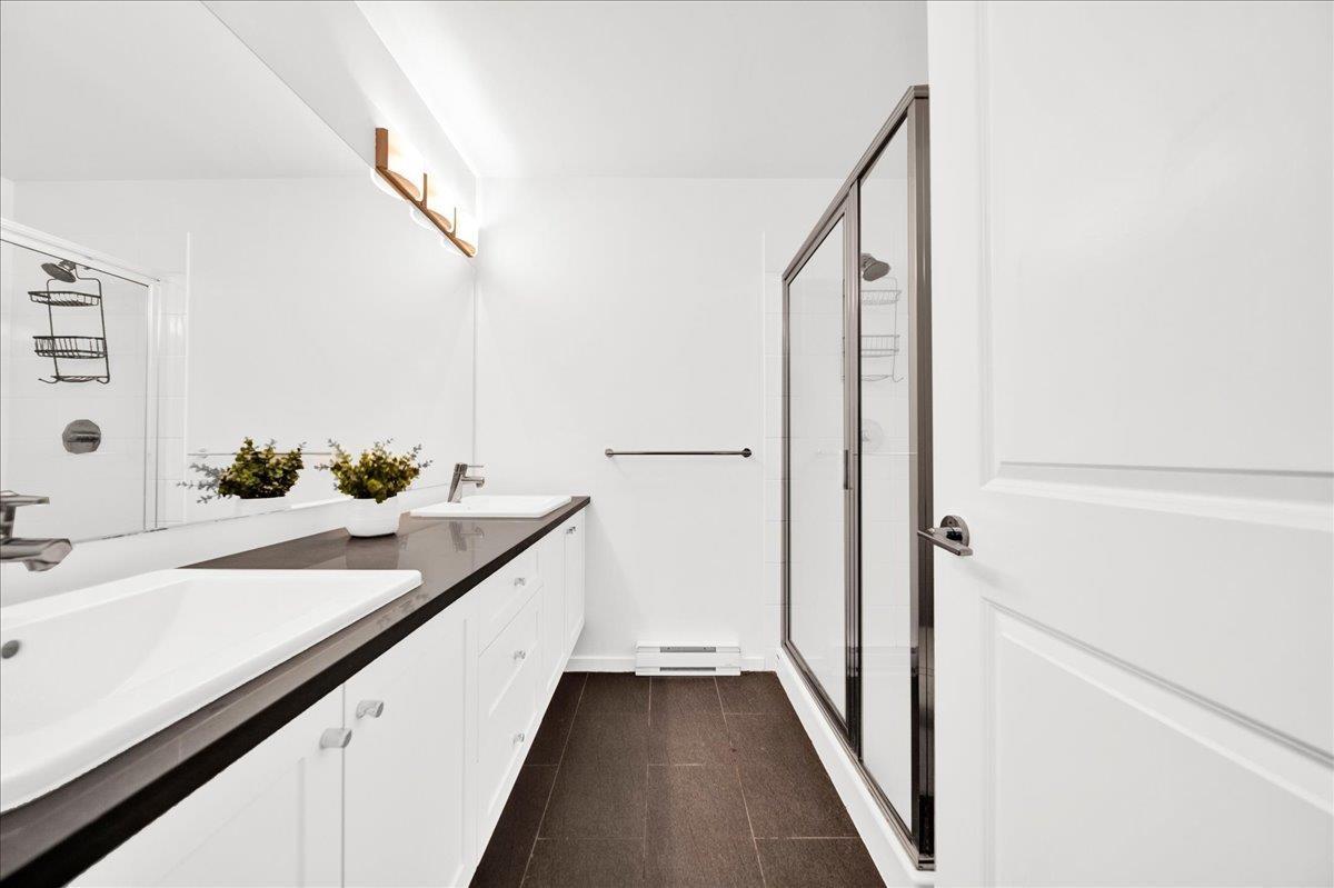 105 15340 GUILDFORD DRIVE, Surrey