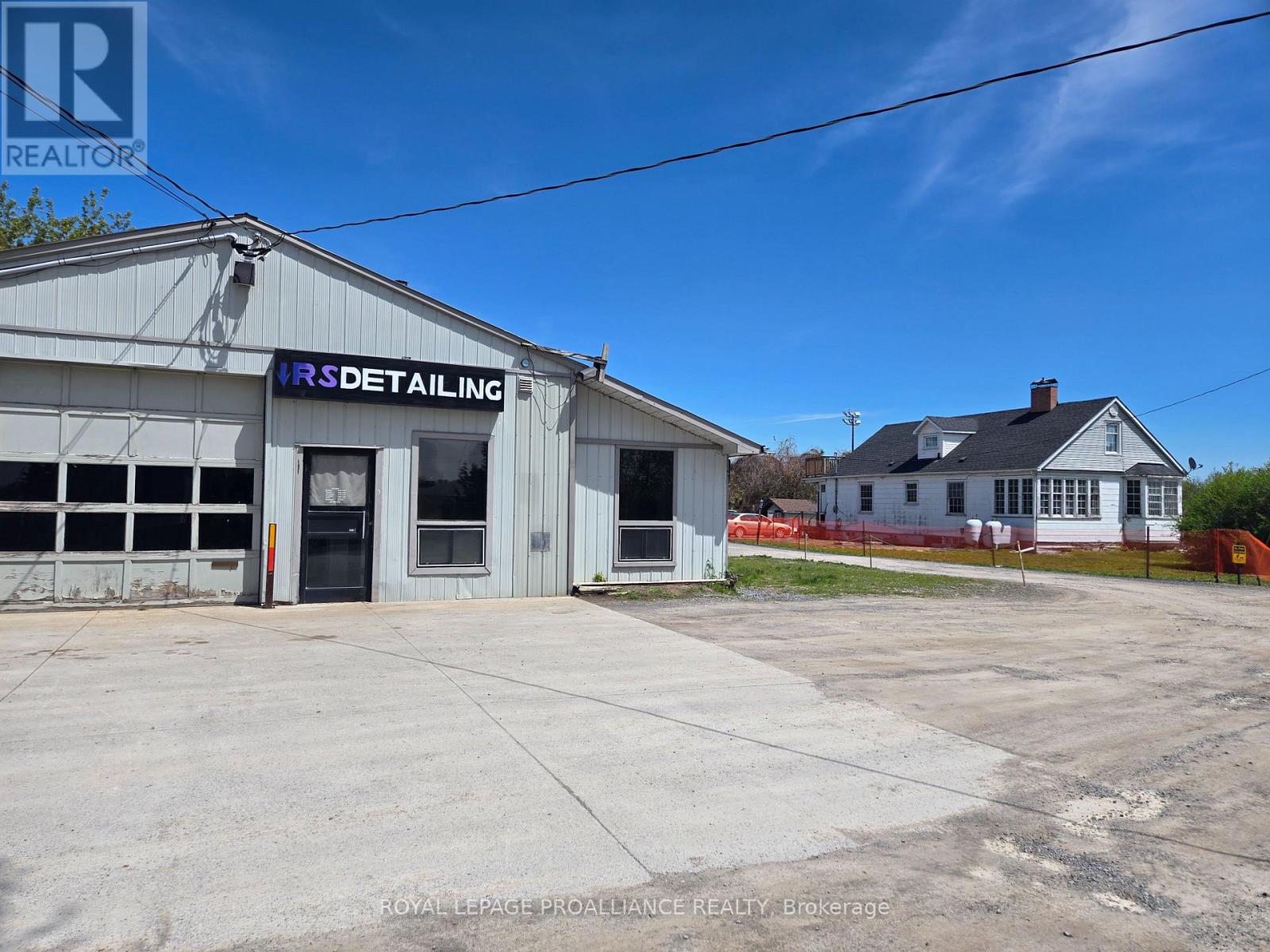 323 DUNDAS STREET E - 1