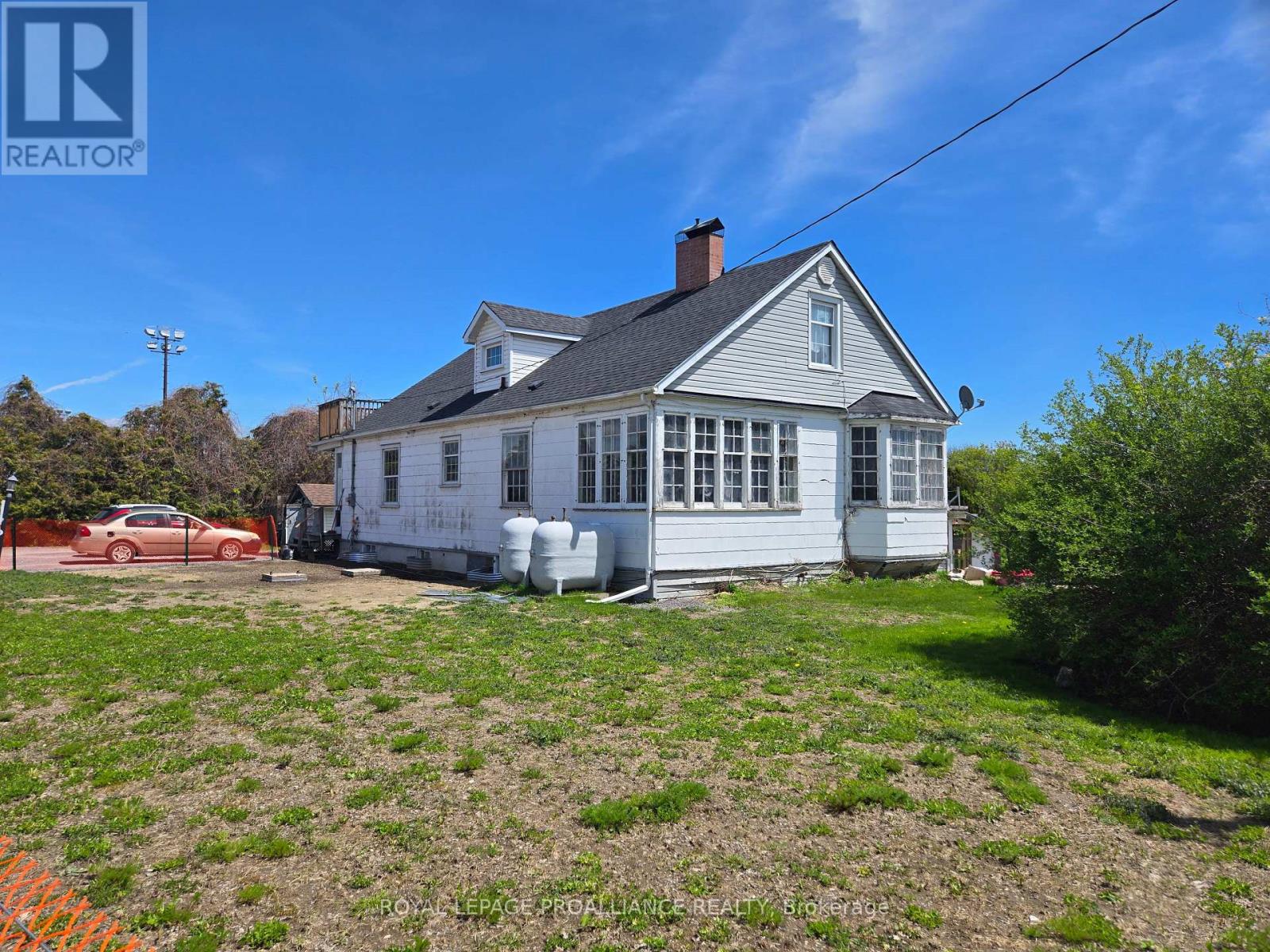 323 DUNDAS STREET E - 5