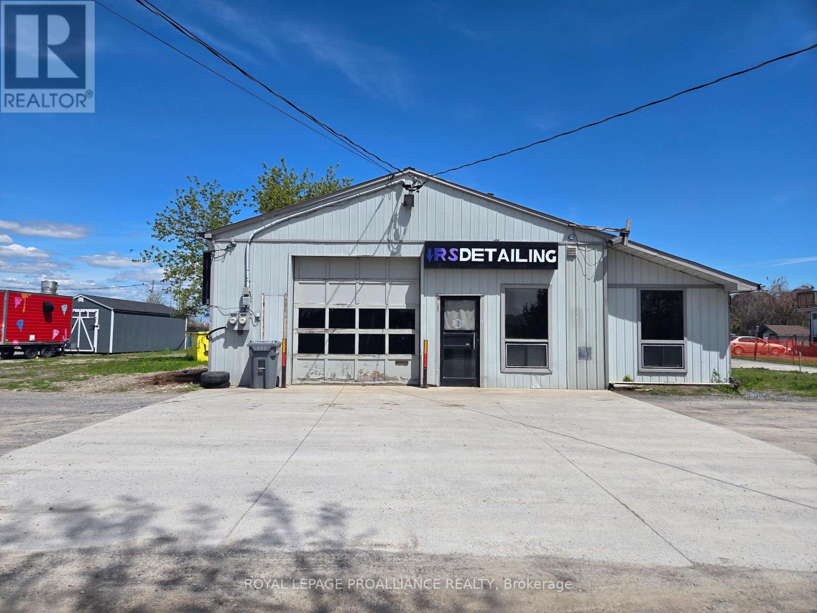 323 DUNDAS STREET E - 2