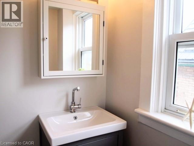 253 HERBERT Street Unit# Upper, Waterloo, Ontario, N2J1V3 — Photo 16