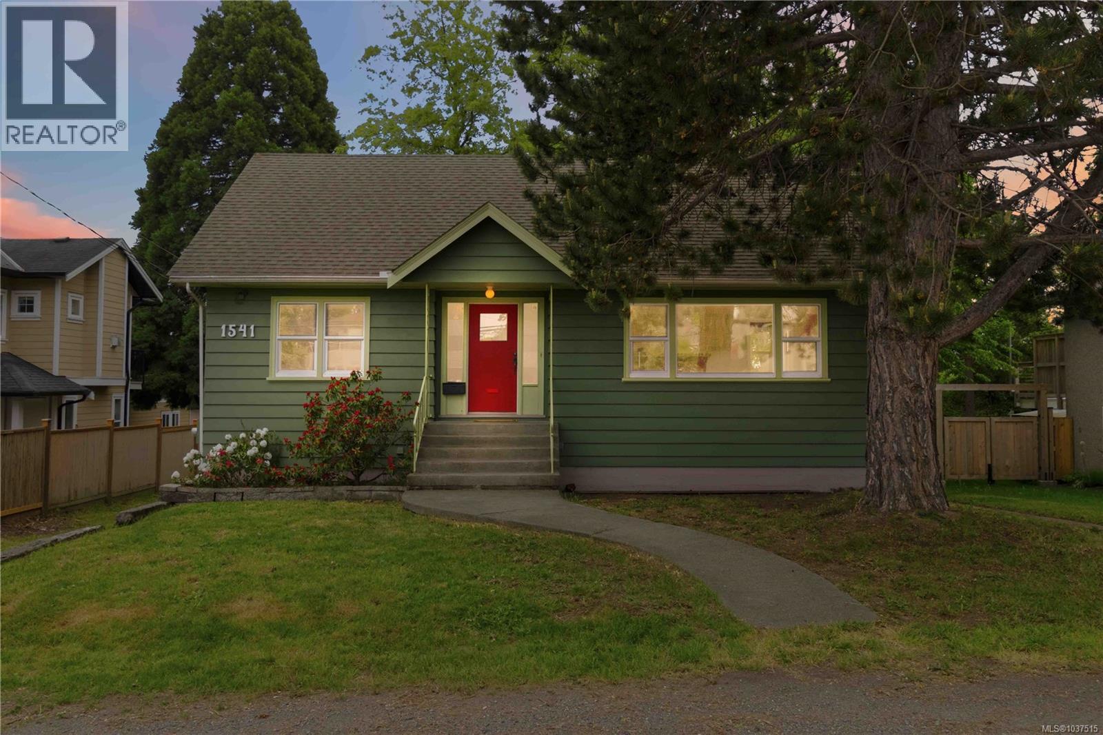  1541 McRae Avenue, Saanich
