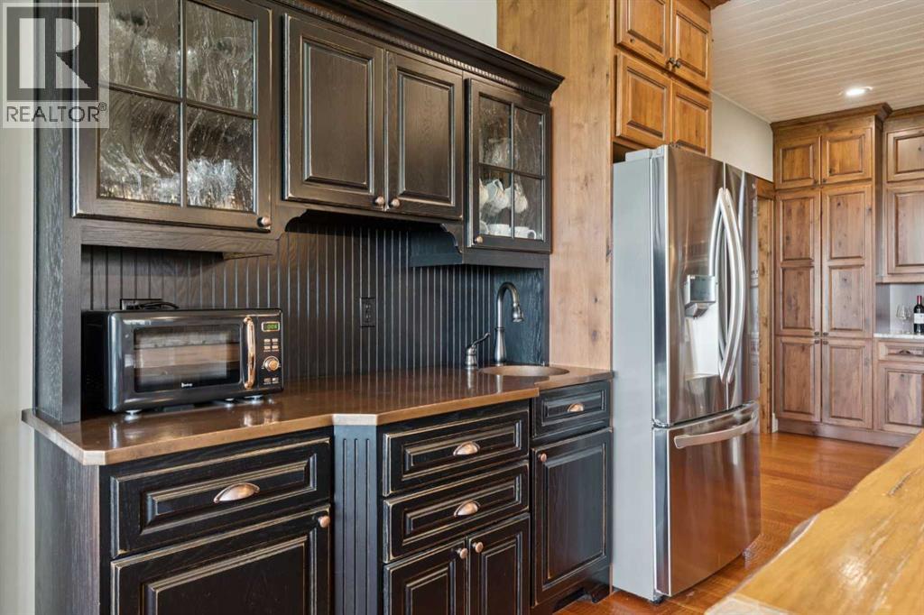 394049 12 Street E - 12
