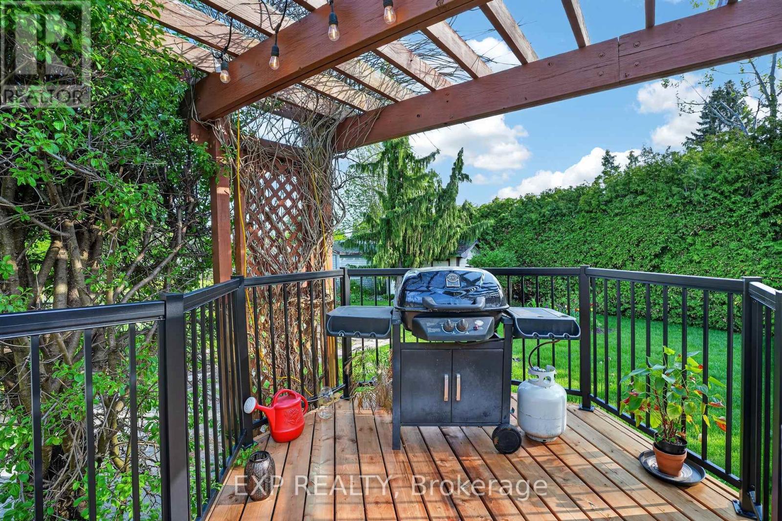 4 WOLMSLEY CRESCENT - 40