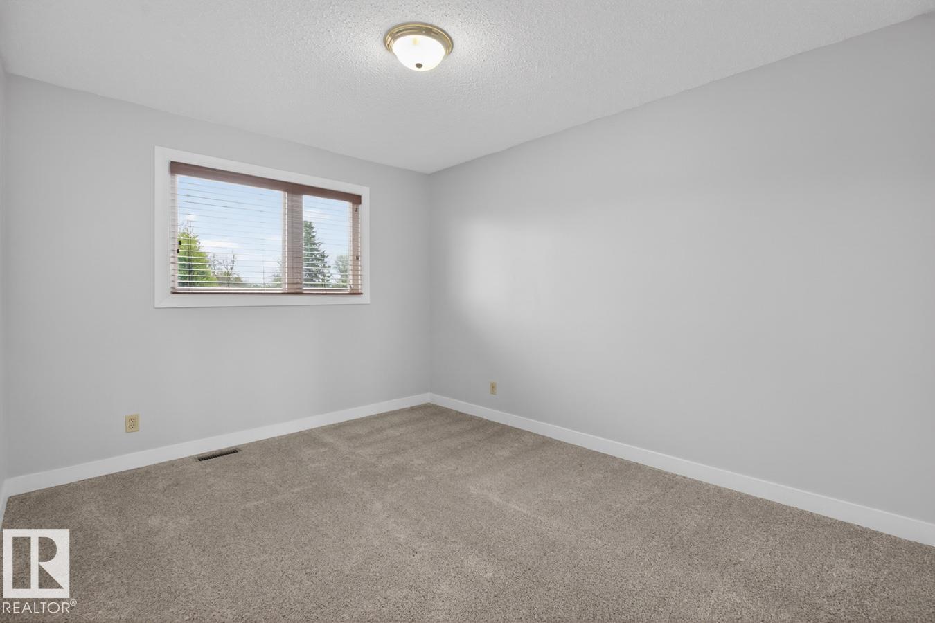 8911 84 AV NW - 34