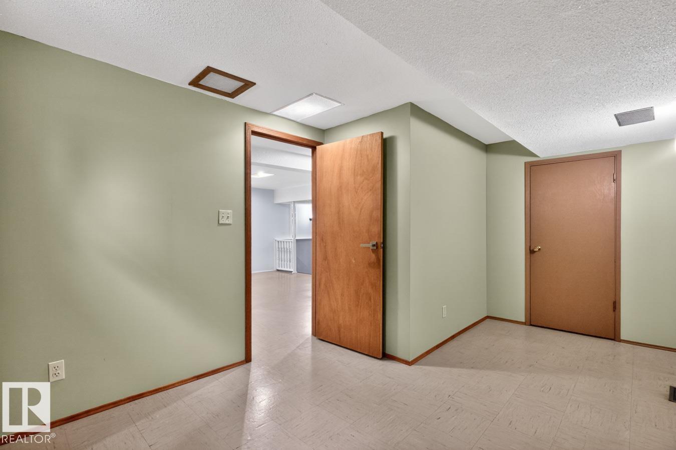 8911 84 AV NW - 49