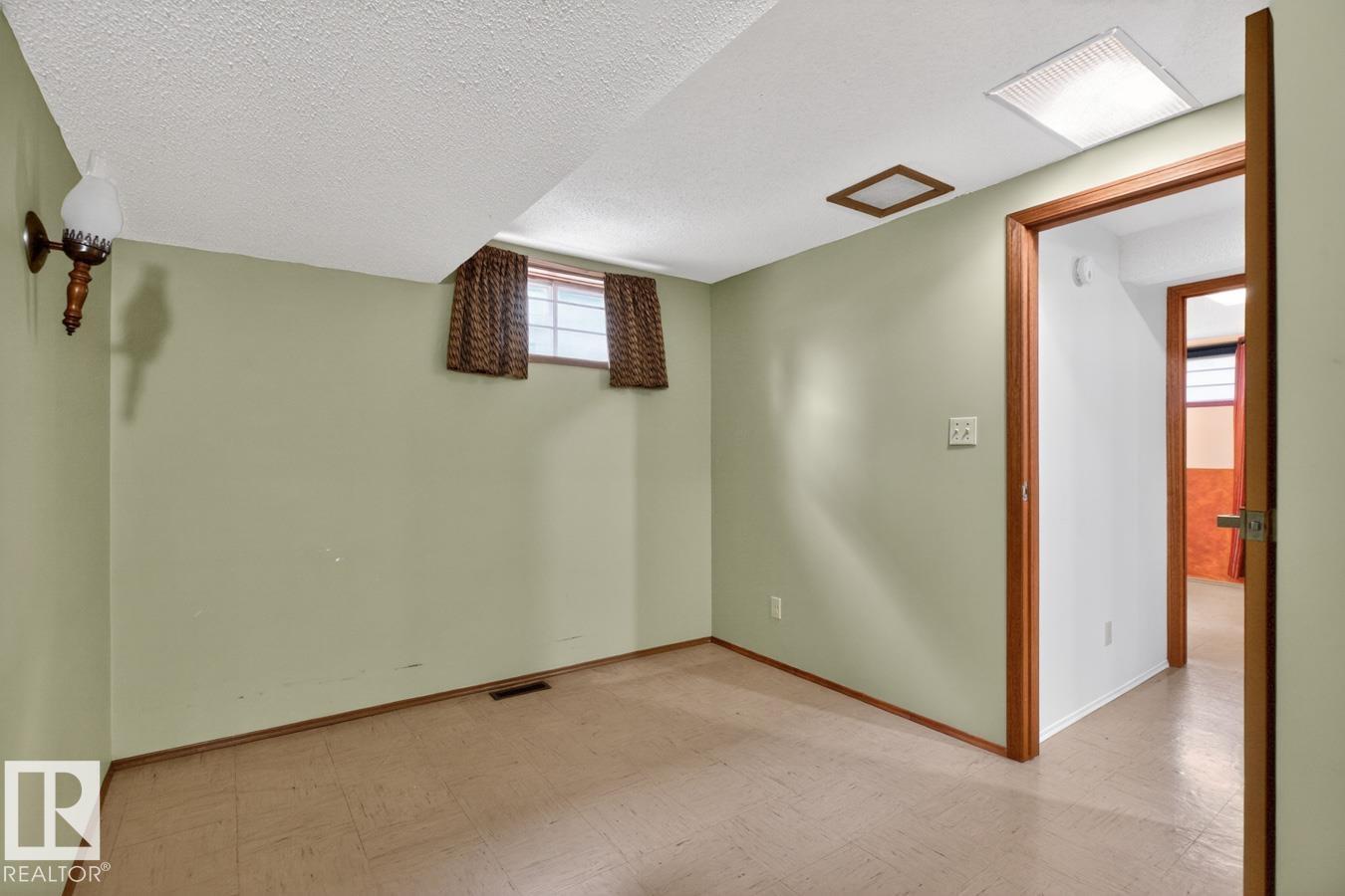 8911 84 AV NW - 50