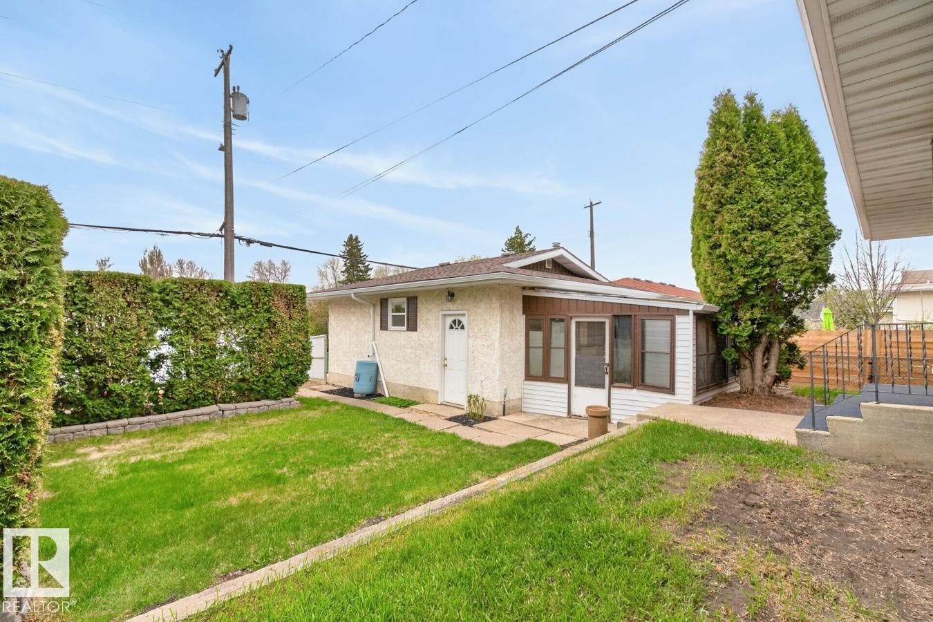 8911 84 AV NW - 54