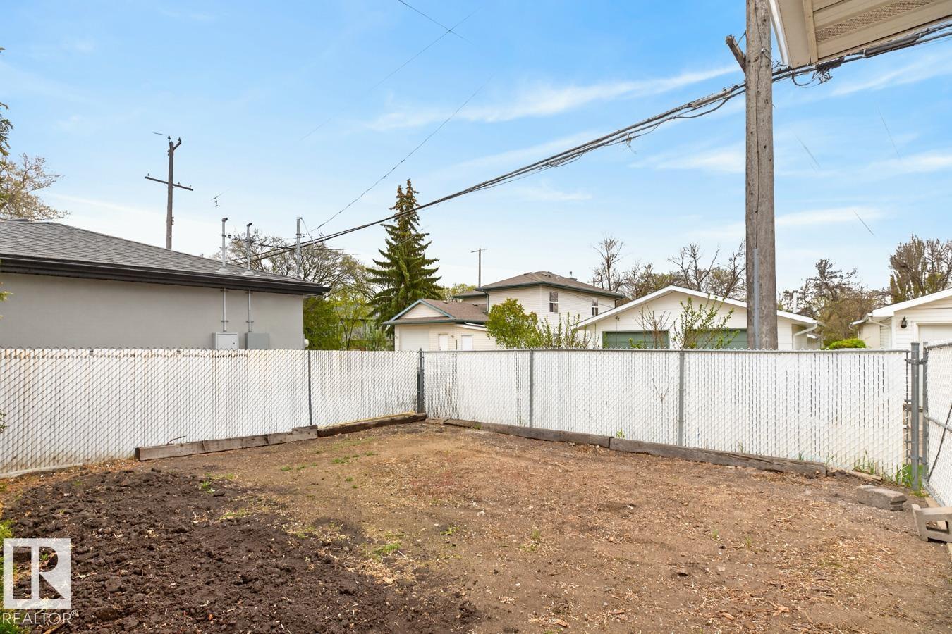 8911 84 AV NW - 57