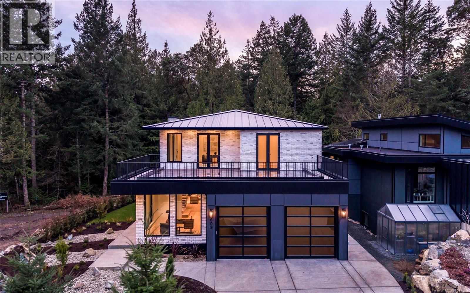 609 Medalist Ave, Colwood