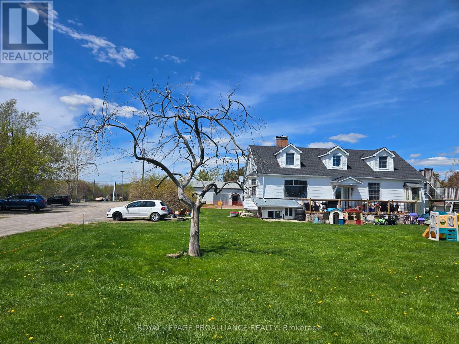323 DUNDAS STREET E - 14