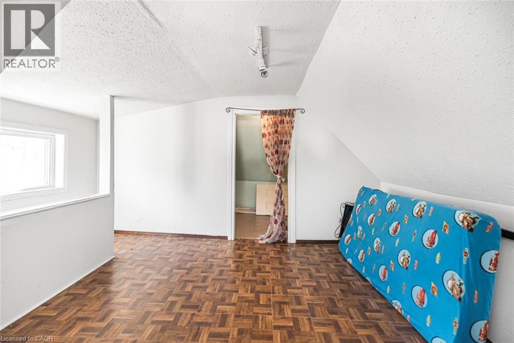 39 ARTHUR Street N - 32