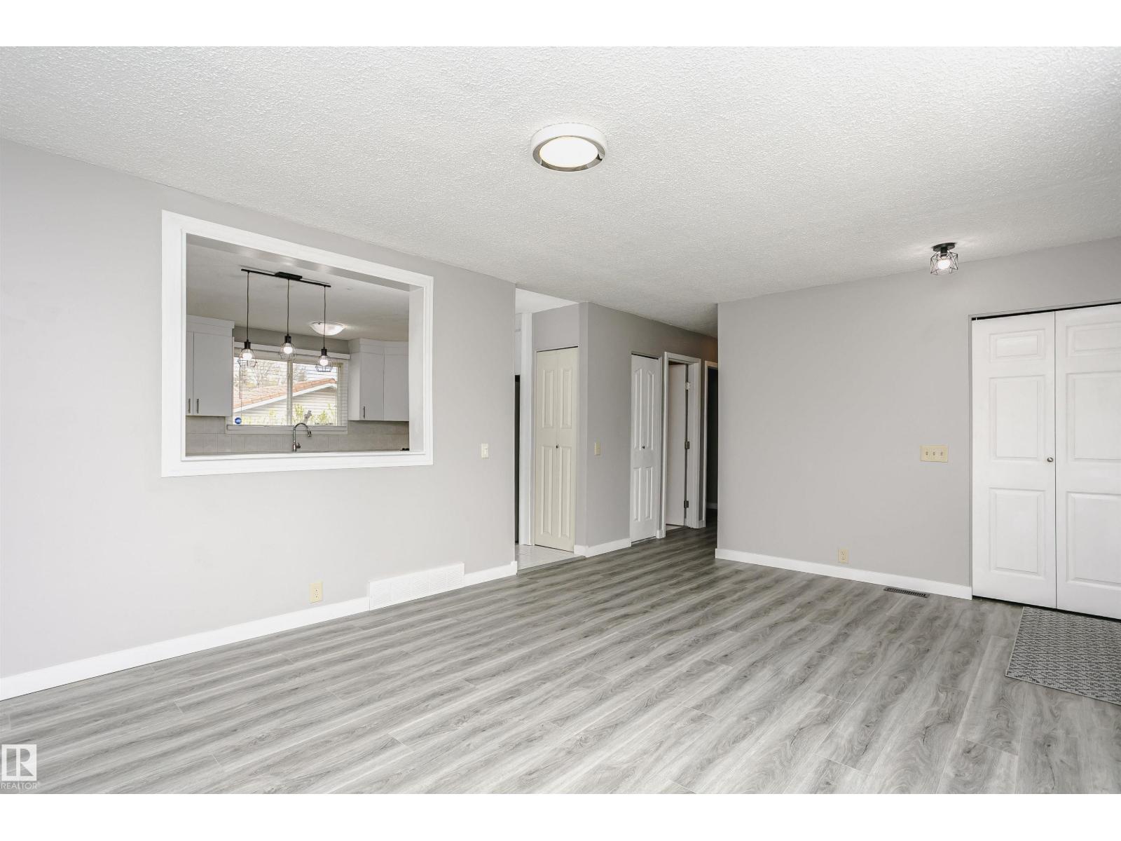 11436 161 AV NW - 8