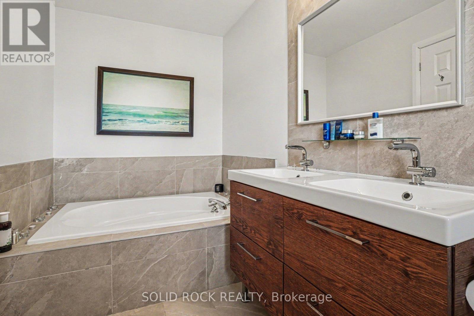 2064 DUNOLLIE CRESCENT - 13