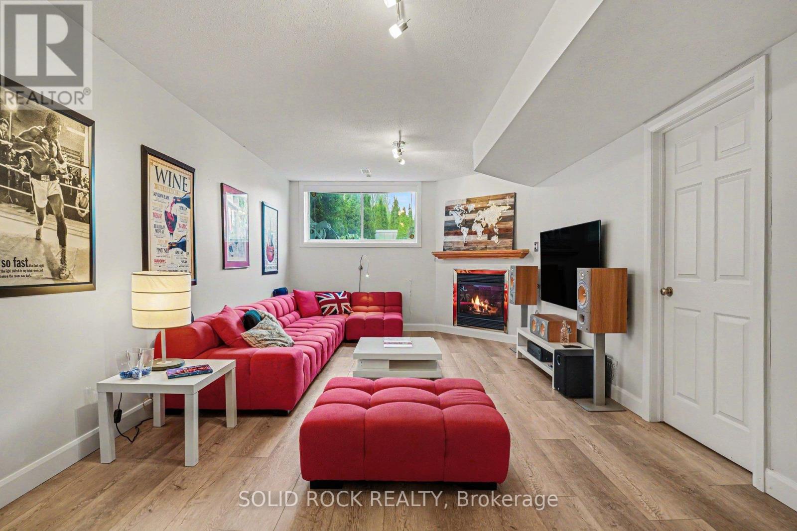 2064 DUNOLLIE CRESCENT - 21