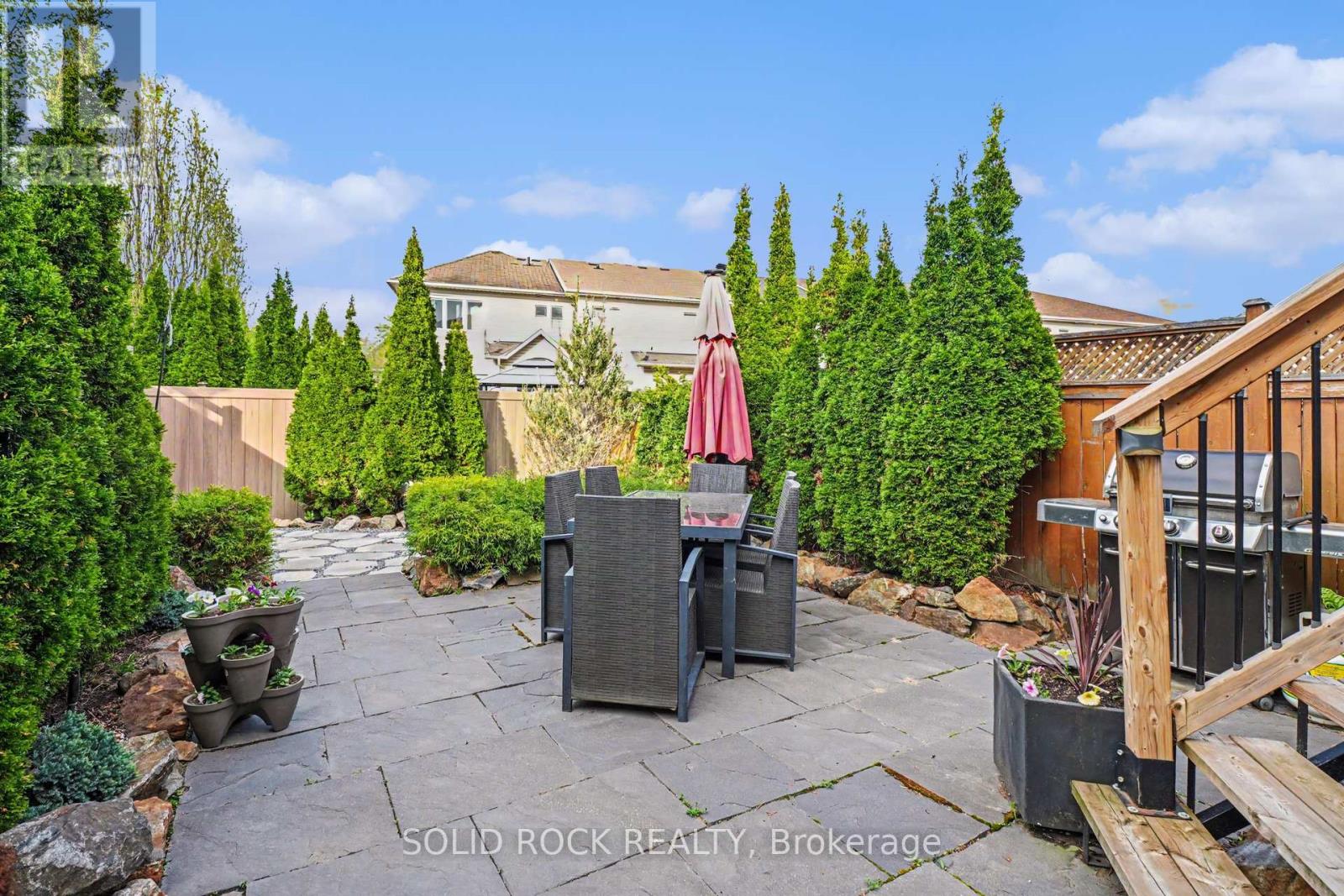 2064 DUNOLLIE CRESCENT - 23