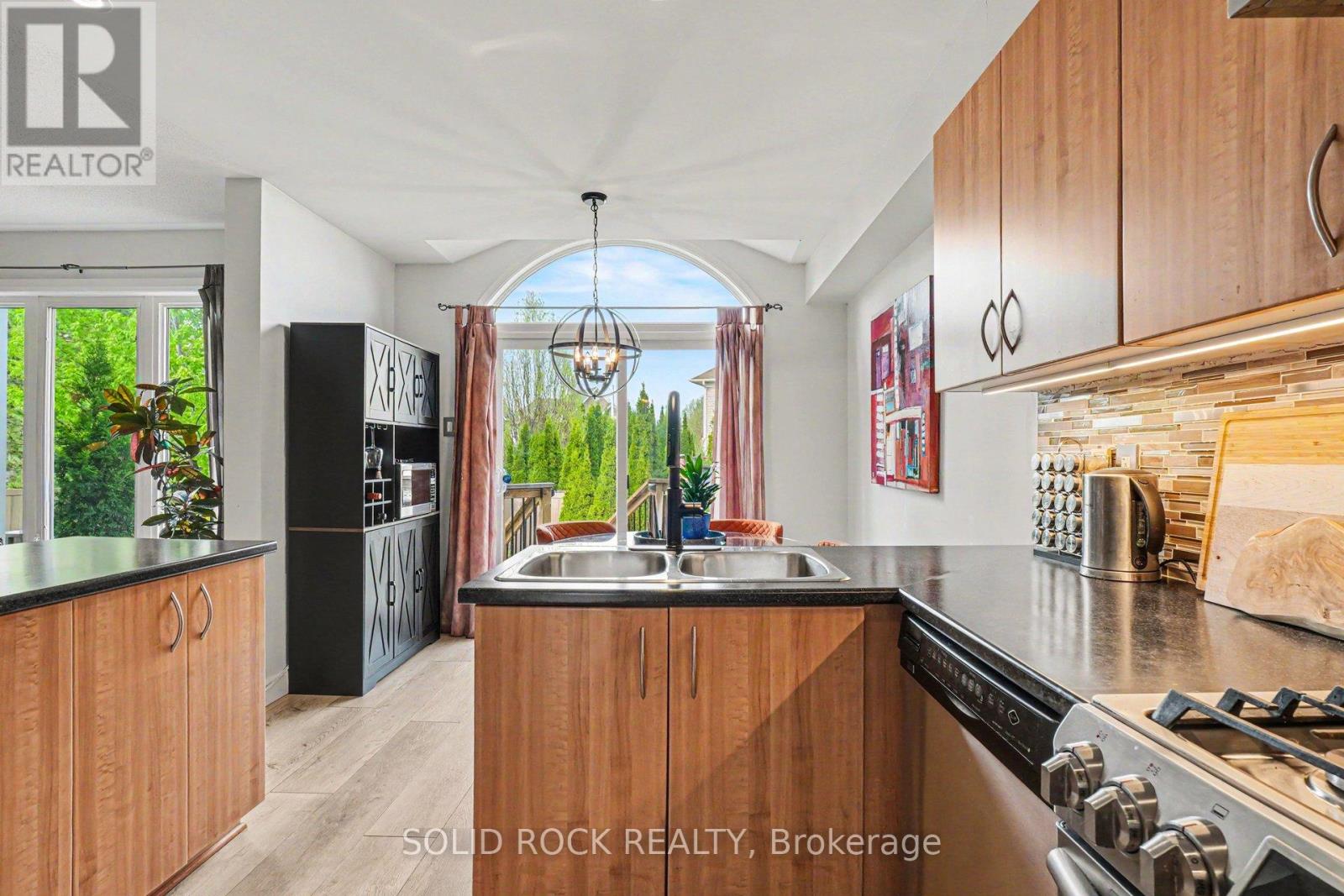 2064 DUNOLLIE CRESCENT - 8