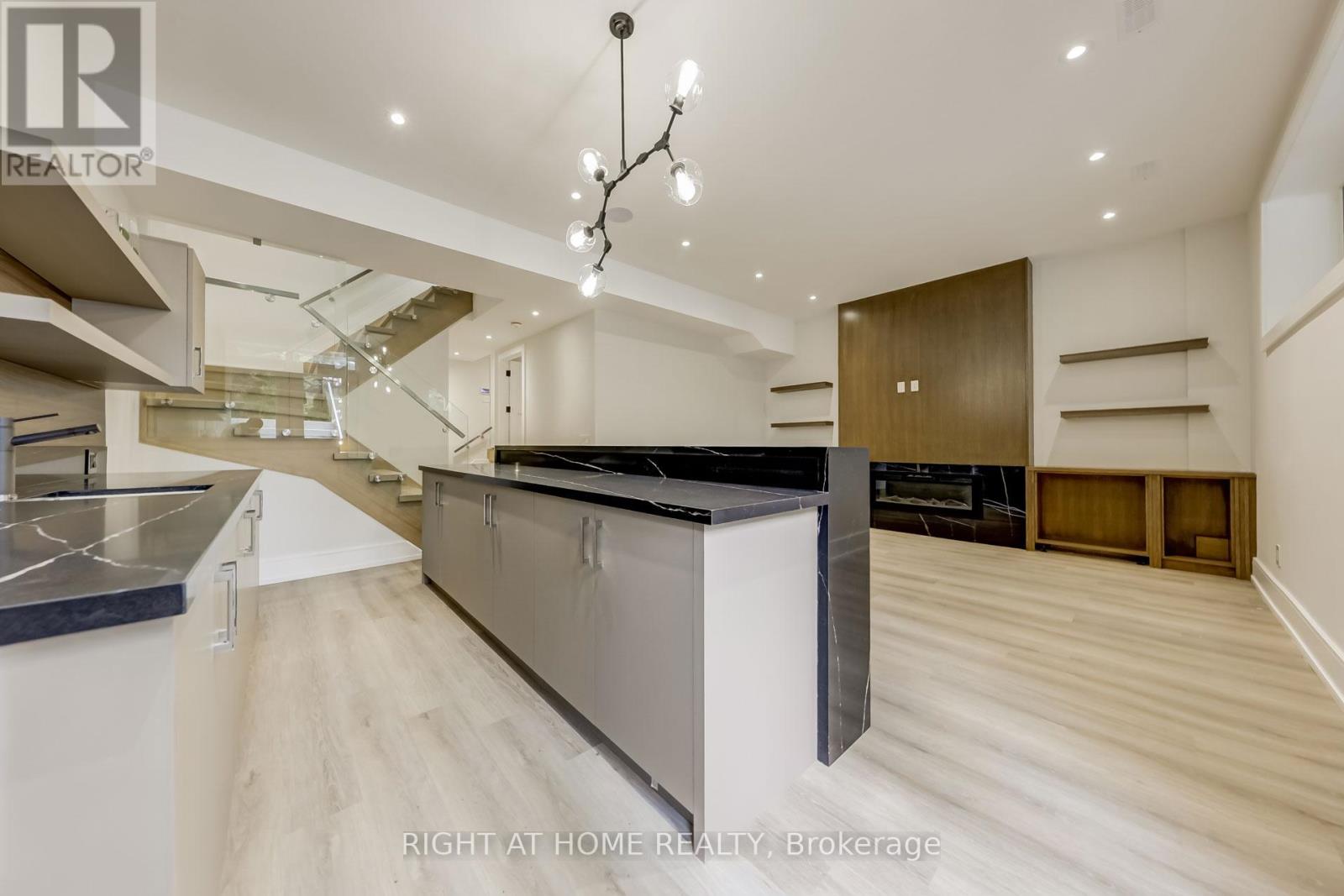 102 PARKLEA DRIVE - 33