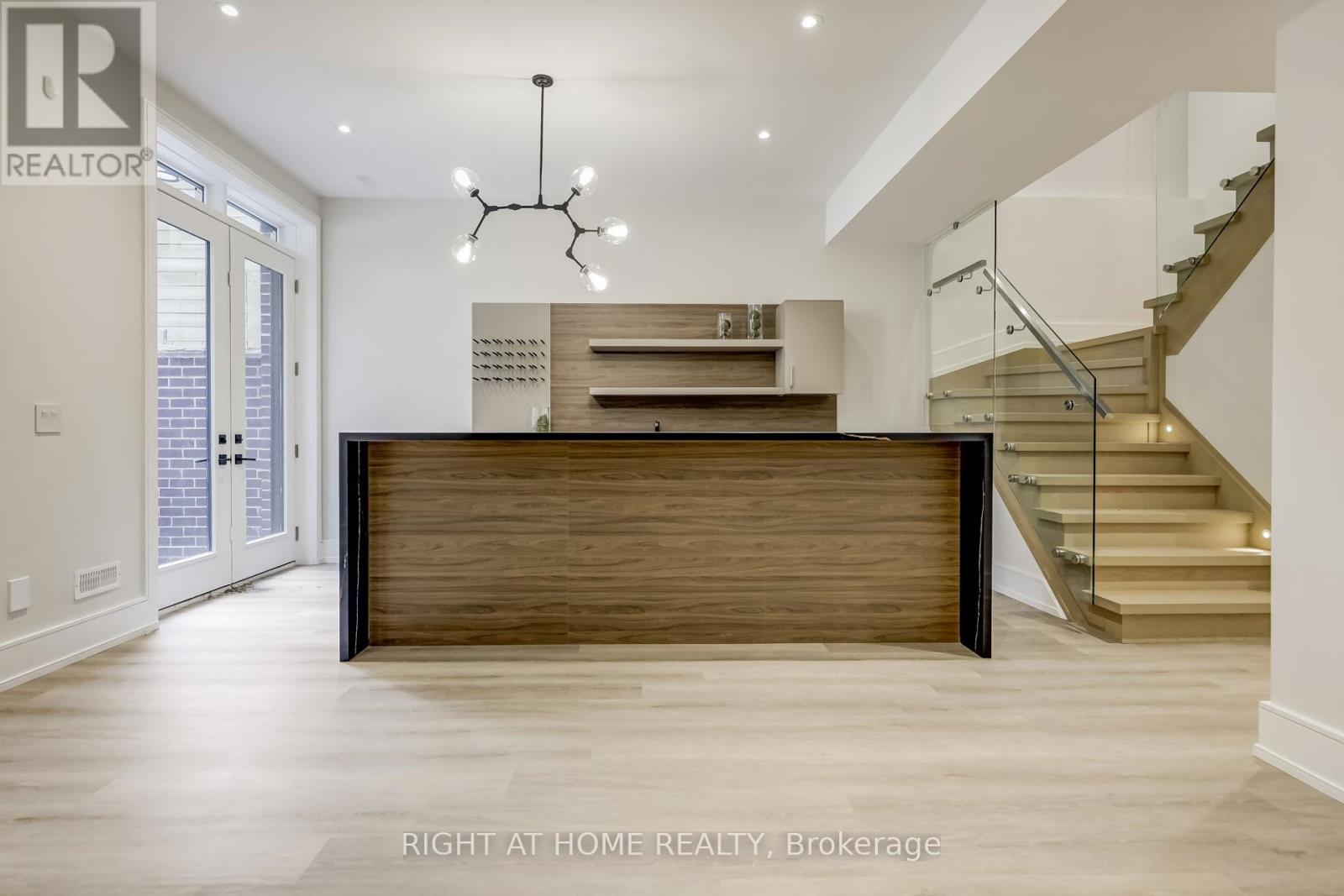 102 PARKLEA DRIVE - 34