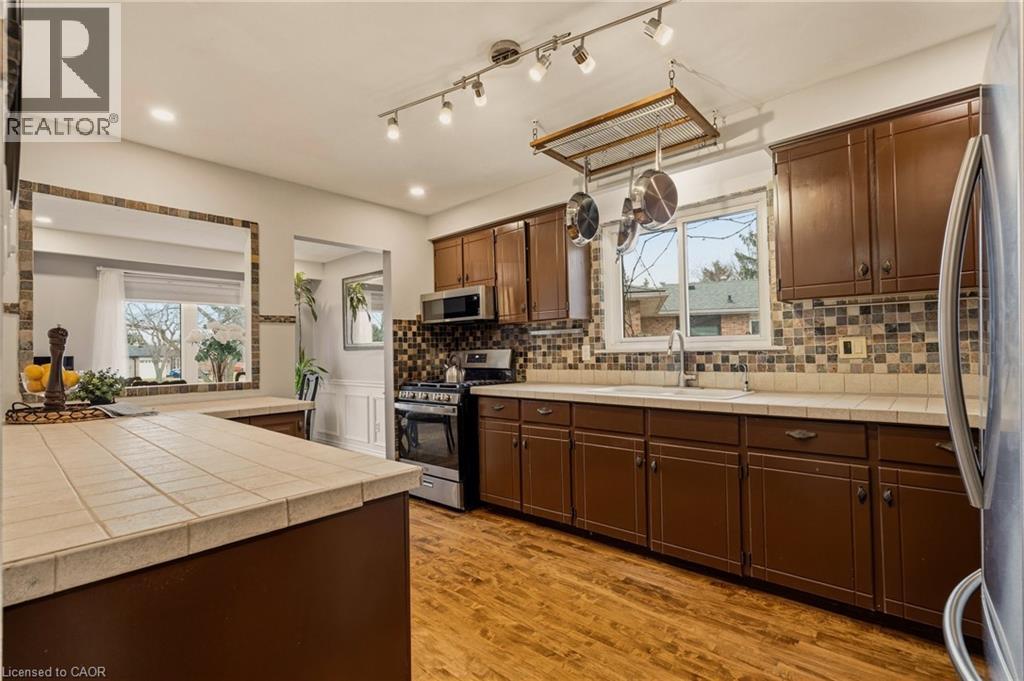 21 MILVERTON Close, Waterdown, Ontario, L8B0B1 — Photo 2