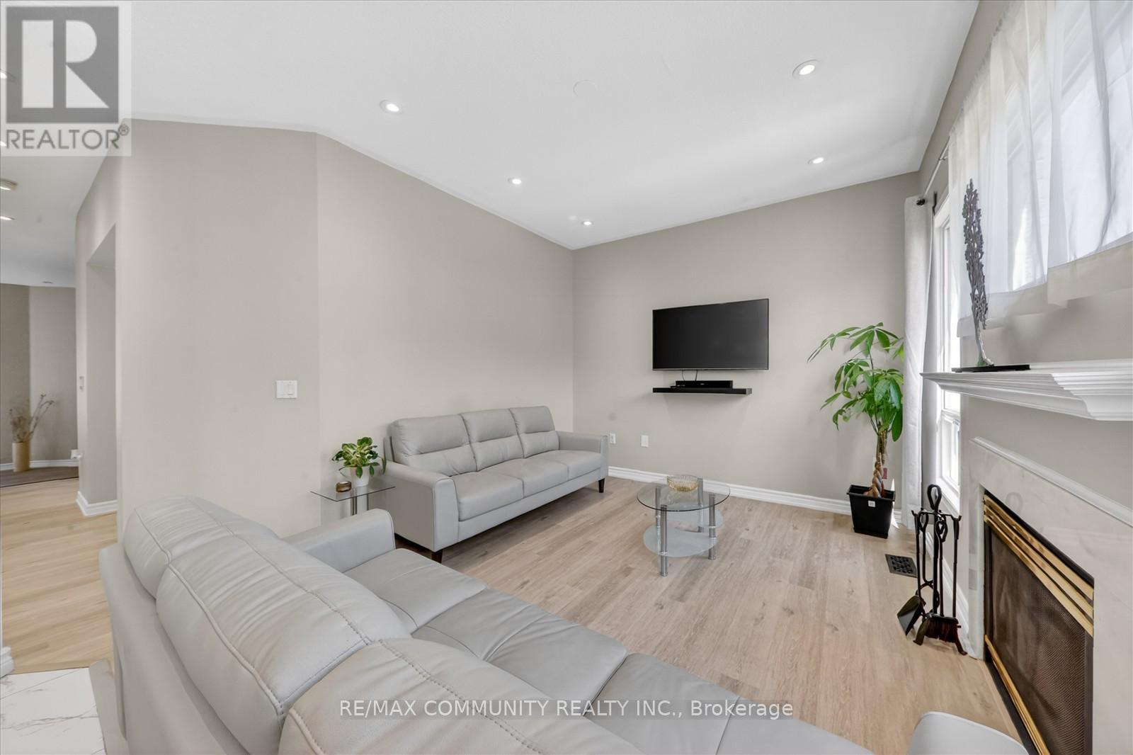 154 THICKET CRESCENT - 15