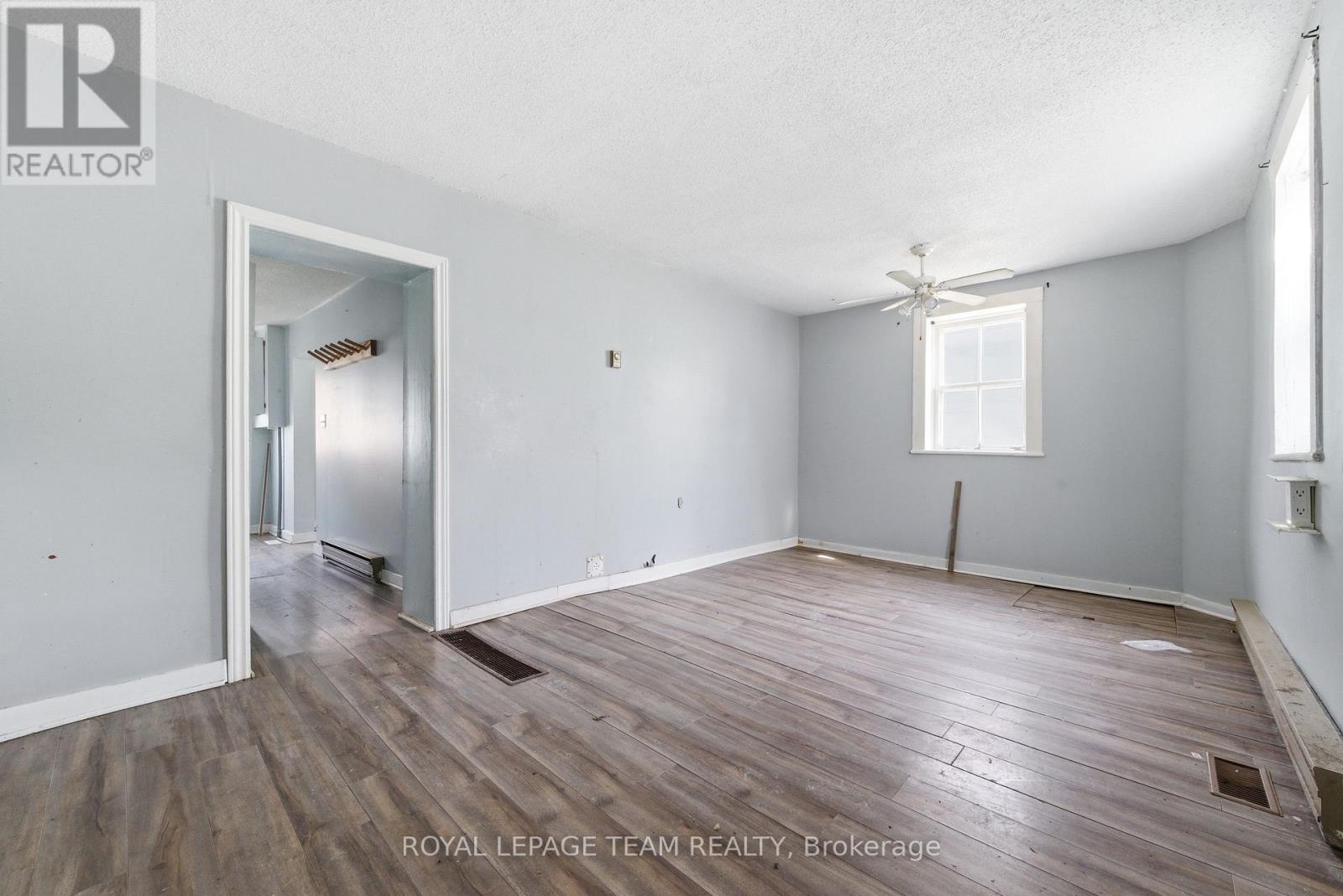 42 BONNECHERE STREET S - 12