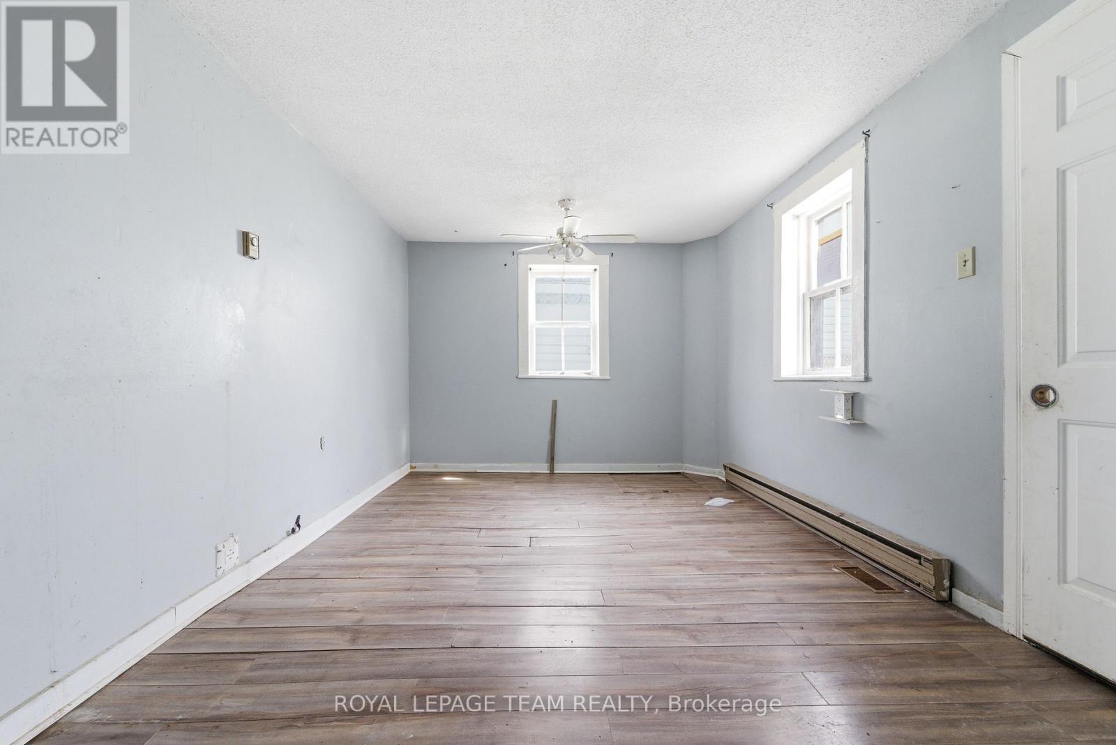 42 BONNECHERE STREET S - 13