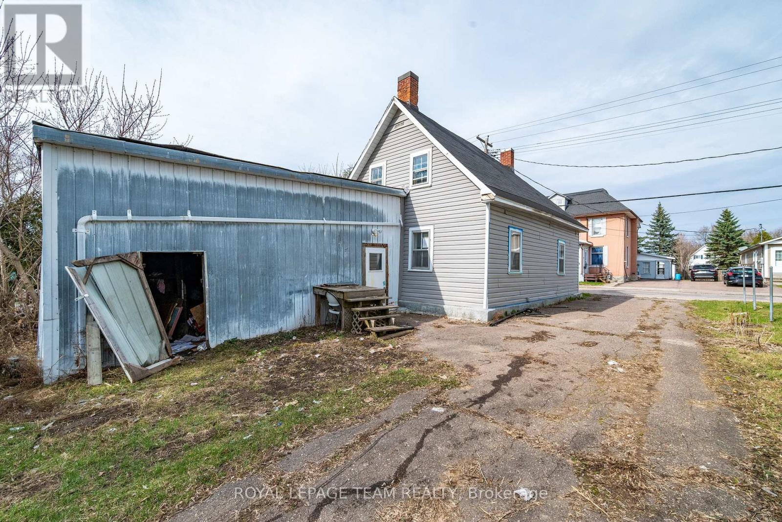 42 BONNECHERE STREET S - 28