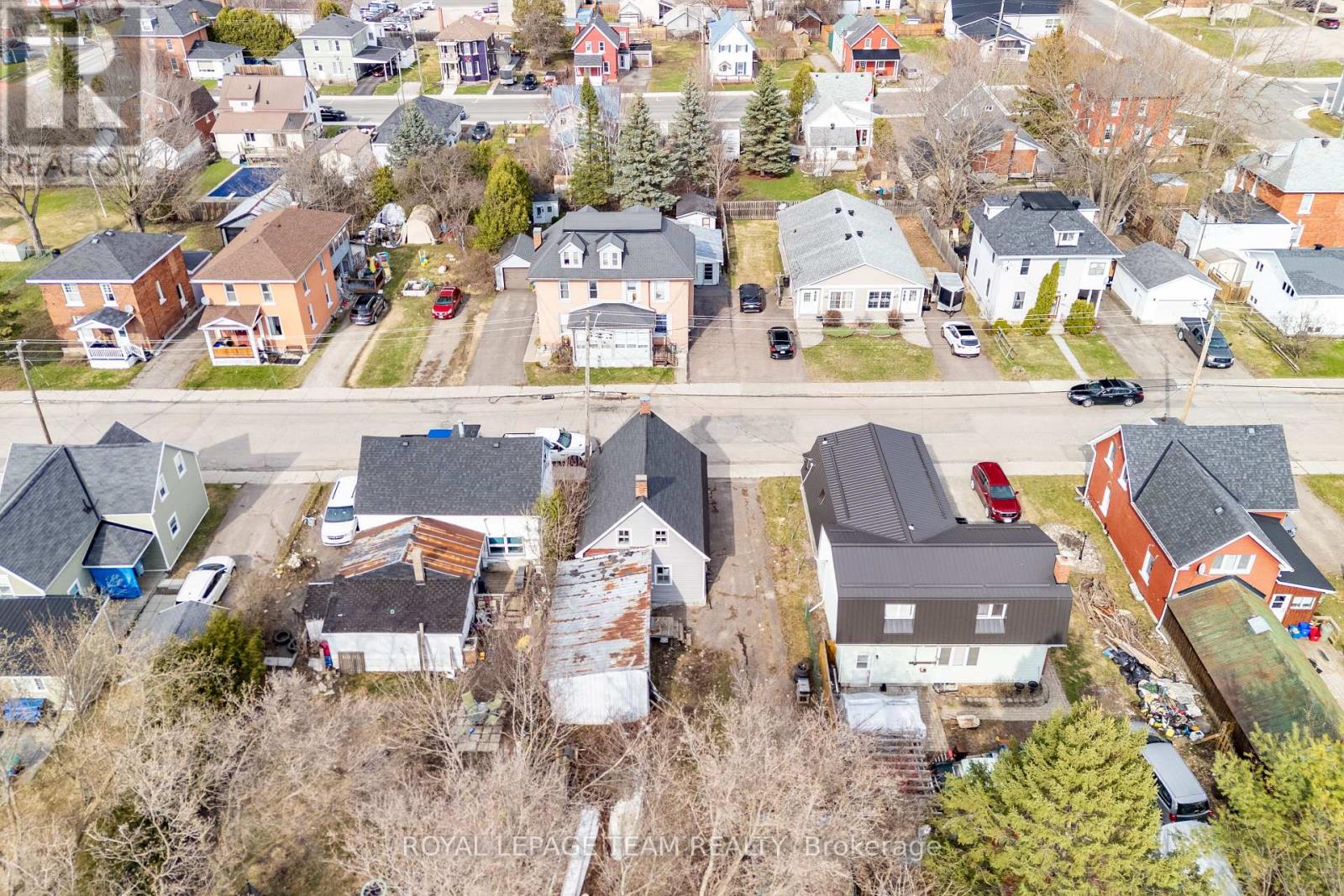 42 BONNECHERE STREET S - 32