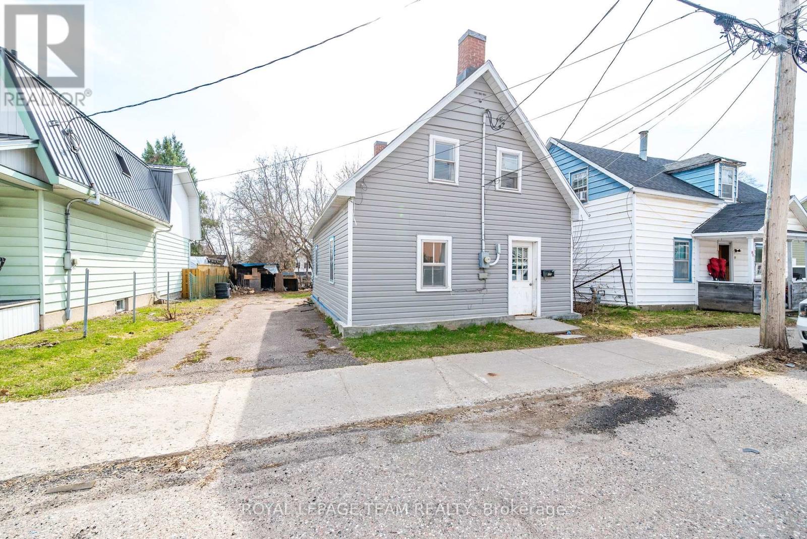 42 BONNECHERE STREET S - 4